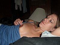 Geiles M�dchen privat nackt und beim Schwanz blasen