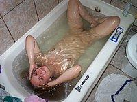 Blondes M�dchen nackt und beim Schwanz lutschen