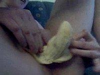 Freundin mit der Banane in der Muschi als Wichsvorlage