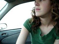 Freundin beim Schwanz blasen im Auto