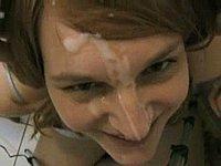 Schwanz blasen bis das Gesicht voll Sperma ist