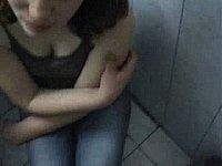 Geiles M�dchen beim Blowjob im Badezimmer